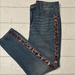 Chicos so slimming girlfriend jean Slim leg ankle 8R
Leopard side panels EUC